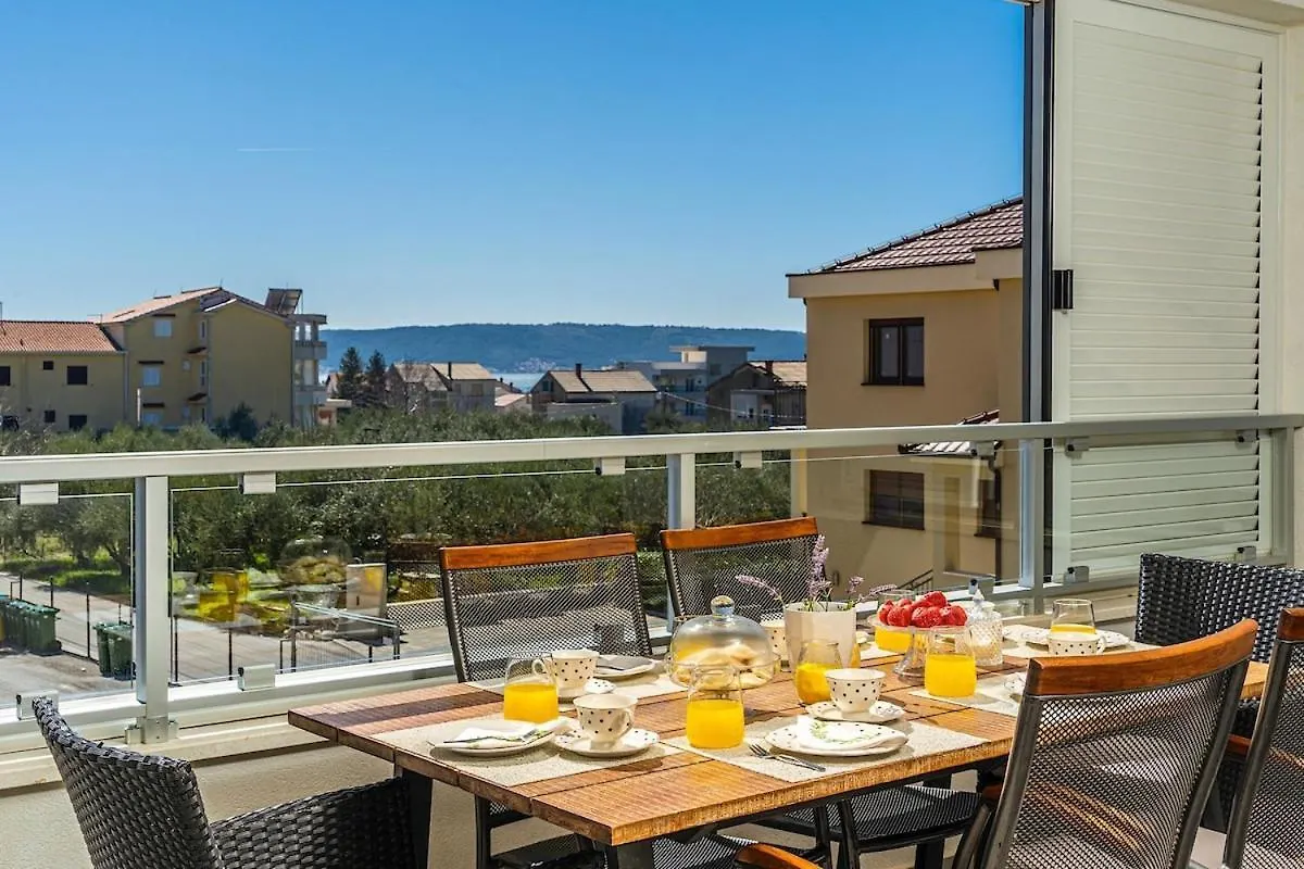 Apartment 4-Star, Terrace 16M2 & Seaview,4Min Walk To Beach, 2 Private Parking Spaces Kastela Croatia