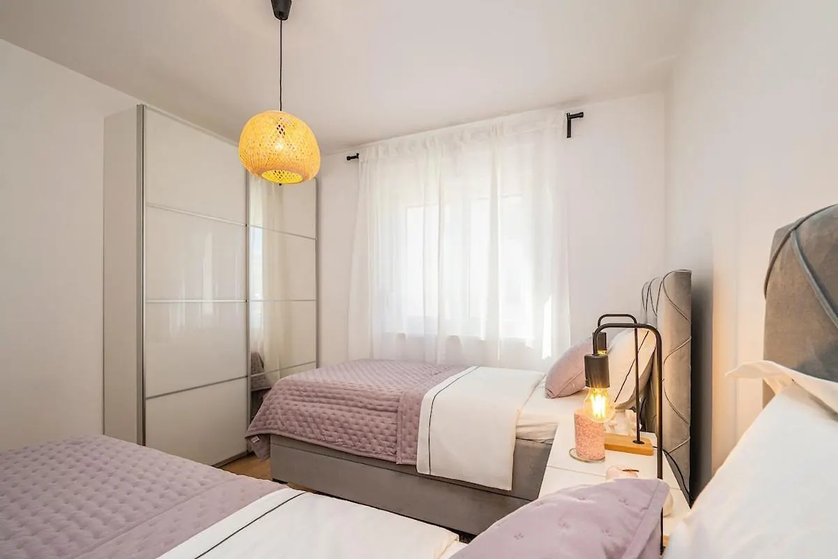 4-Star, Terrace 16M2 & Seaview,4Min Walk To Beach, 2 Private Parking Spaces Kastela