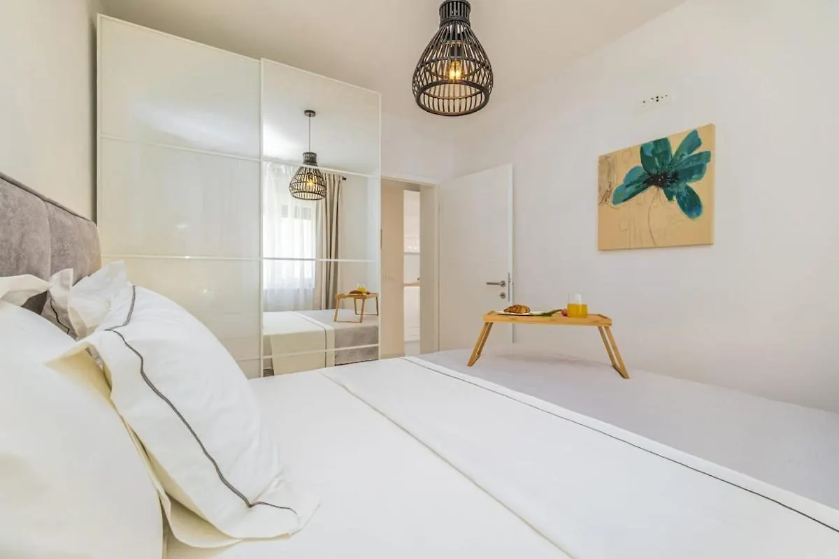 4-Star, Terrace 16M2 & Seaview,4Min Walk To Beach, 2 Private Parking Spaces Kastela 0*,