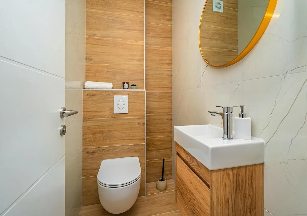 4-Star, Terrace 16M2 & Seaview,4Min Walk To Beach, 2 Private Parking Spaces Kastela Apartment