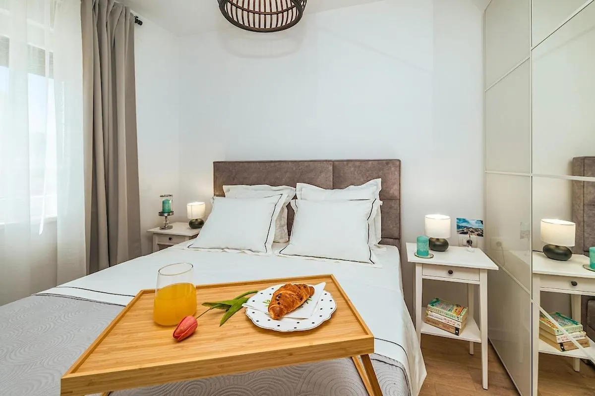 4-Star, Terrace 16M2 & Seaview,4Min Walk To Beach, 2 Private Parking Spaces Kastela Apartment