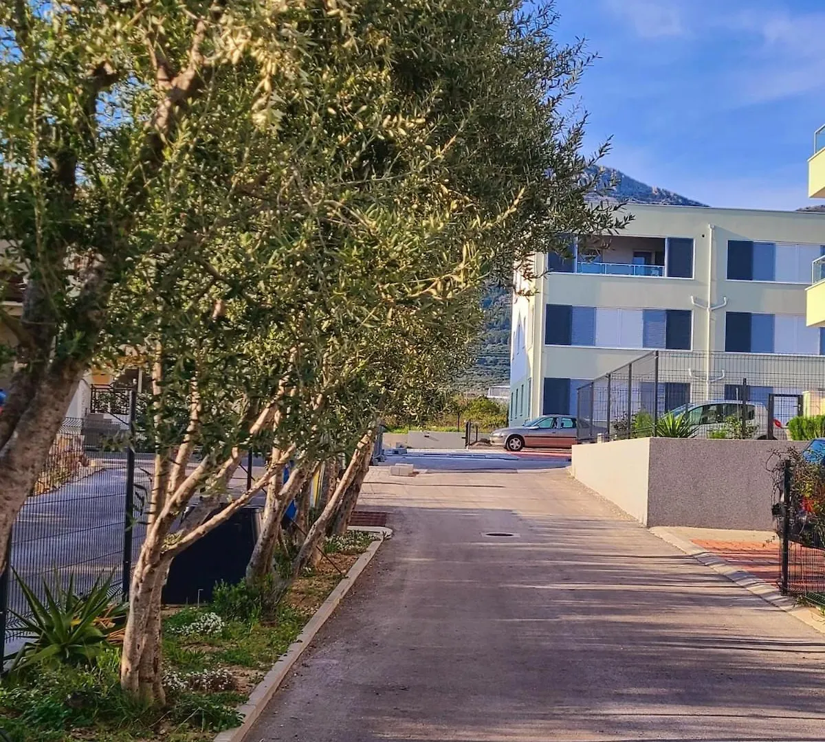 4-Star, Terrace 16M2 & Seaview,4Min Walk To Beach, 2 Private Parking Spaces Kastela Apartment
