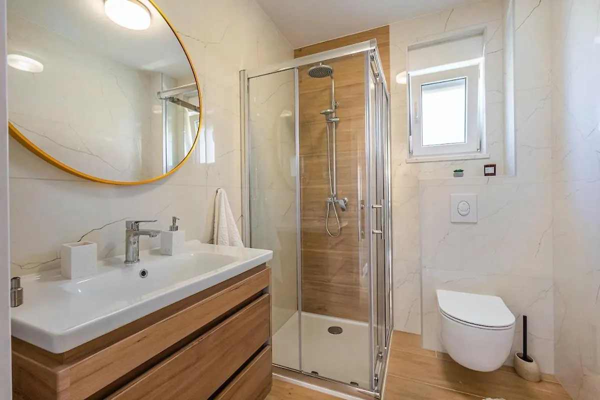 4-Star, Terrace 16M2 & Seaview,4Min Walk To Beach, 2 Private Parking Spaces Kastela