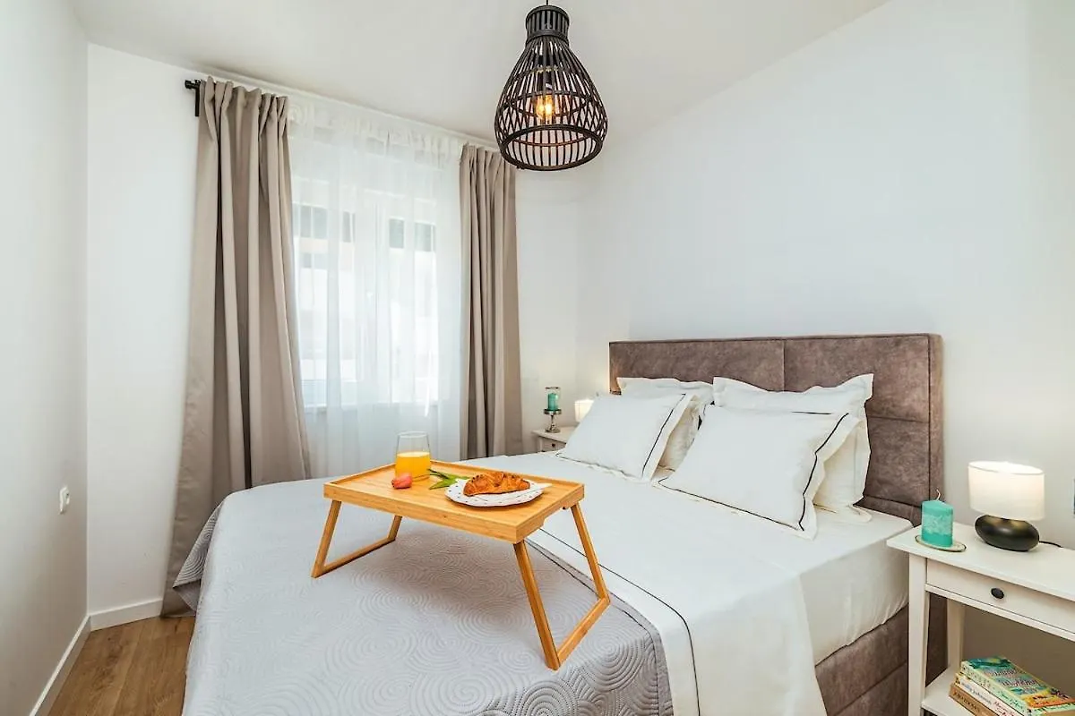 4-Star, Terrace 16M2 & Seaview,4Min Walk To Beach, 2 Private Parking Spaces Kastela 0*,  Croatia