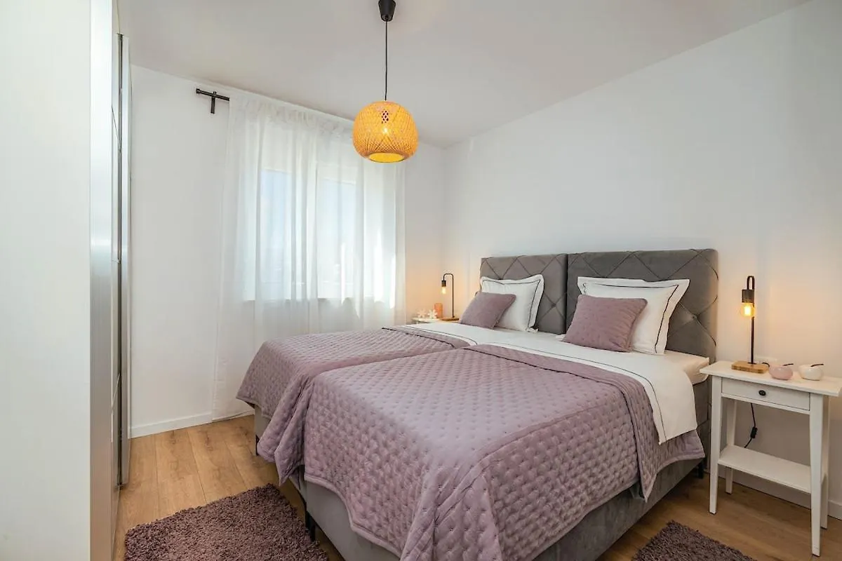 Apartment 4-Star, Terrace 16M2 & Seaview,4Min Walk To Beach, 2 Private Parking Spaces Kastela Croatia
