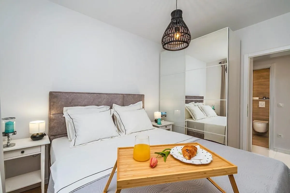 4-Star, Terrace 16M2 & Seaview,4Min Walk To Beach, 2 Private Parking Spaces Kastela