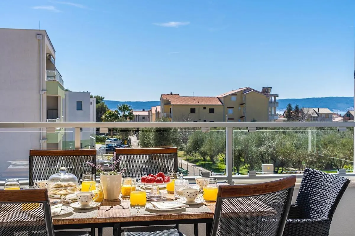 4-Star, Terrace 16M2 & Seaview,4Min Walk To Beach, 2 Private Parking Spaces Kastela